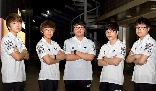 大事即将发生？蝎子王Yike疯狂抓住了他的兄弟 Canna 并取得了3次击杀。 Top Esports 在第一场比赛中输给了KC